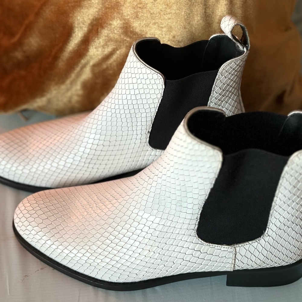 Lucent LA White designer Textured Ankle Boots Marilyn
NEVER Worn